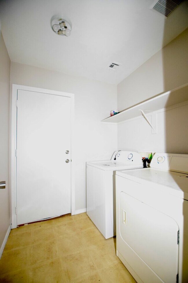 Building Photo - Completely remodeled 4 bed 2 bath home in ...