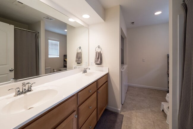 Building Photo - Immaculate 3 bedroom 2 bath bungalow at Oc...