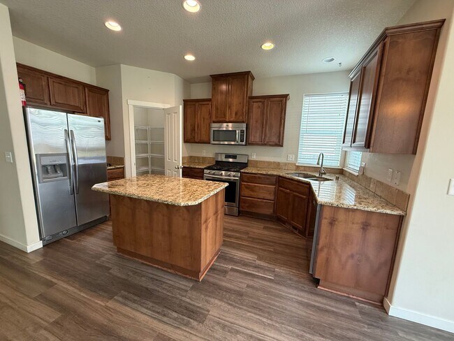 Building Photo - Gorgeous 4Bd/2.5Ba Craftsman Home in East Vancouver!
