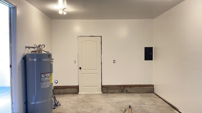 Building Photo - Modern 2-Bedroom Duplex with New Kitchen &...
