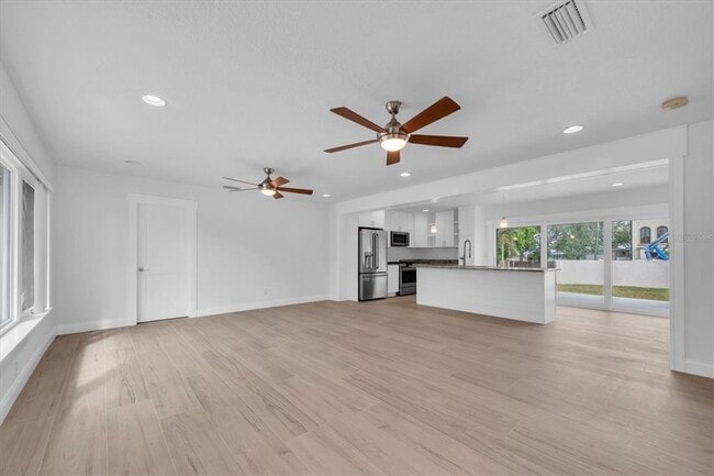 Building Photo - 907 Narcissus Ave