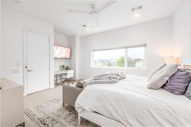 Building Photo - 1141 W 18th St