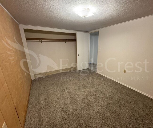 Building Photo - Three Bedroom, Two Bathroom House plus bon...
