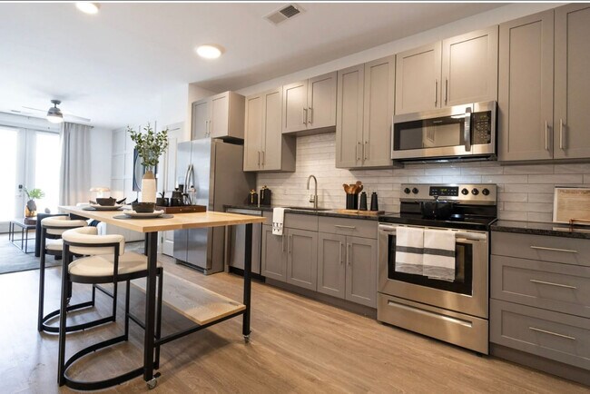 Building Photo - 2039 Woodburn Ave