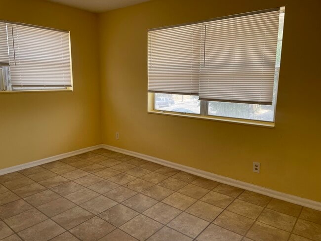 Building Photo - 914 4th St