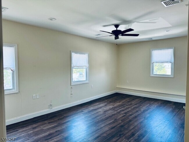 Building Photo - 3 Bank St