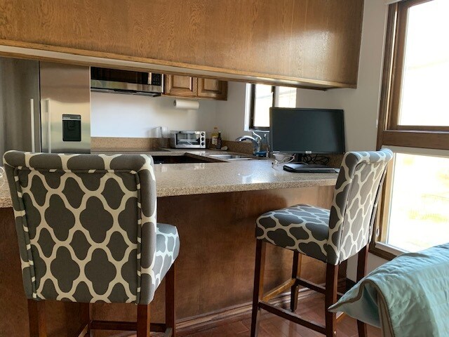 Bar counter & kitchen seen from living room - 456 S Spalding Dr