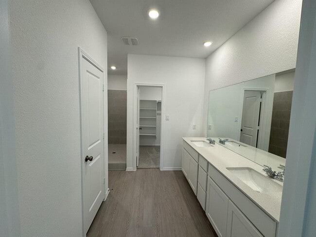 Building Photo - 203 Heritage Grv