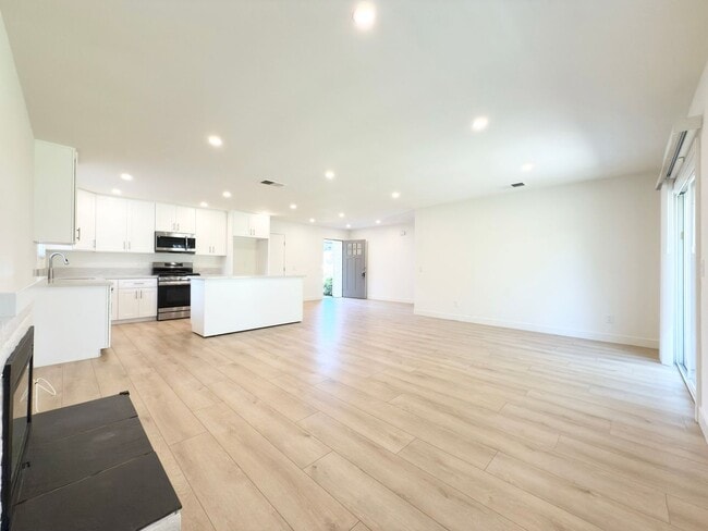 Building Photo - Remodeled Single Level in Cul-de-Sac!