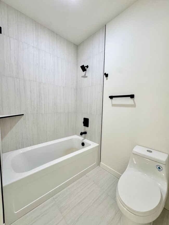 Building Photo - *1 MONTH FREE RENT* A 2bd/2bath Modern Tow...