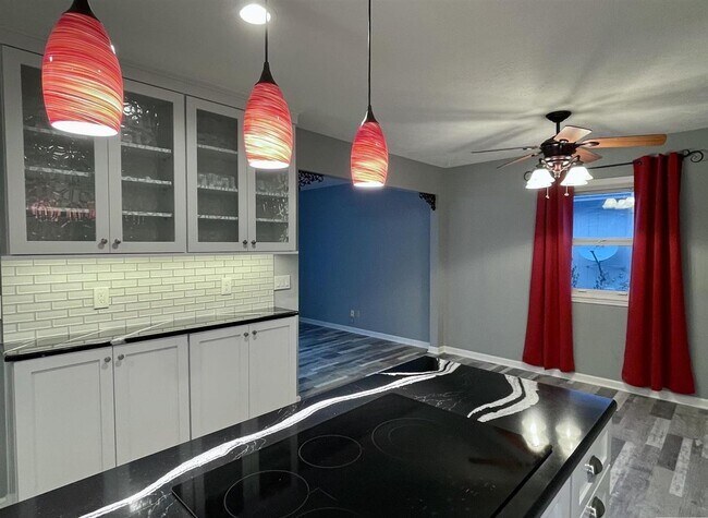 Building Photo - Spacious Tri-Level Home With Modern Upgrad...