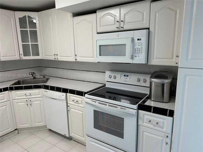 Building Photo - 6039 Collins Ave