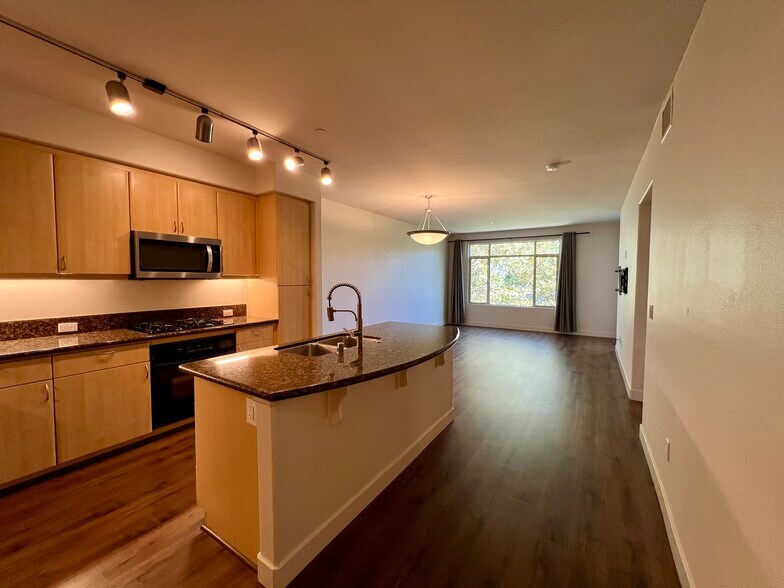 Kitchen & living room - 8355 Station Village Ln