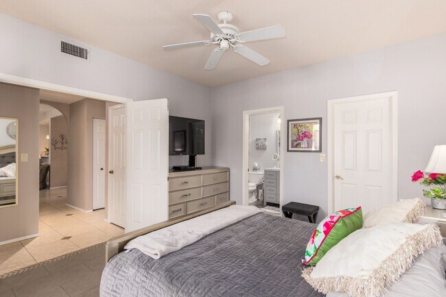 Building Photo - Two bedroom condo