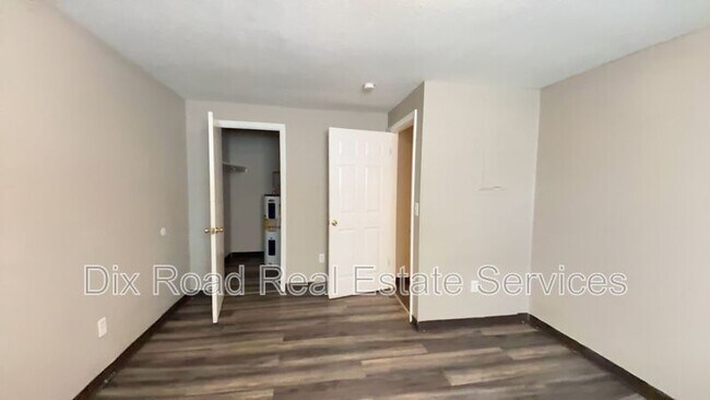 Building Photo - 739 Trumbull St