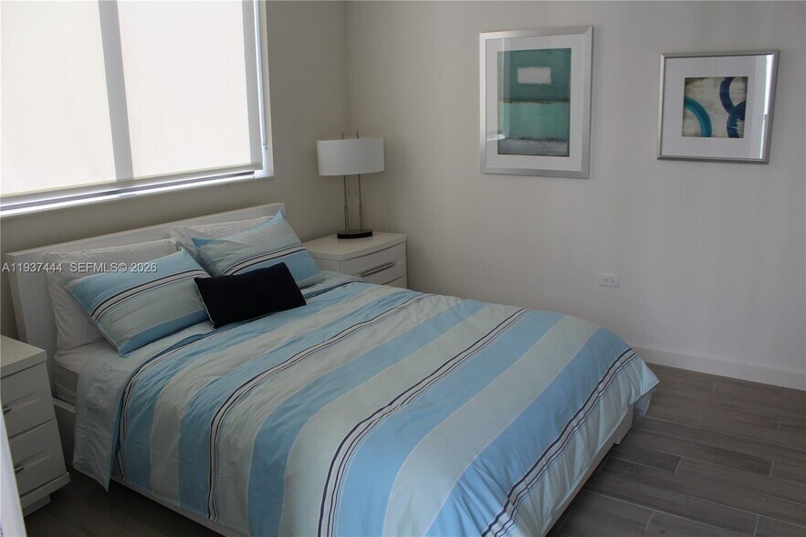 Building Photo - 999 SW 1st Ave