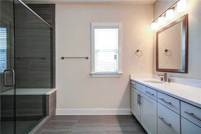 Building Photo - 827 Stone Ridge Ln NE