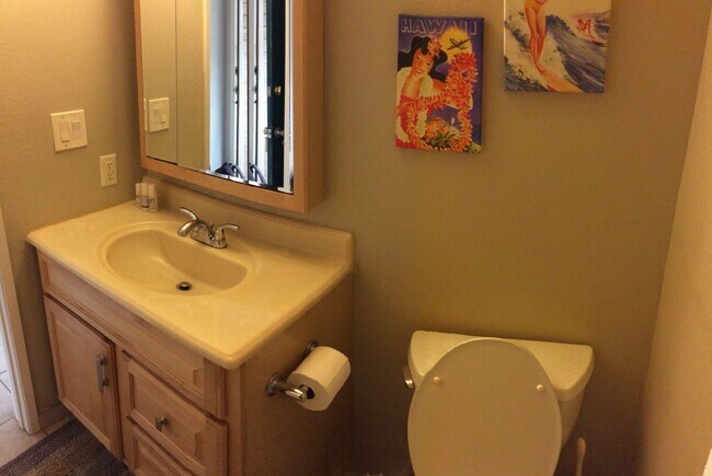 Building Photo - Mostly furnished upstairs 2 bed., 2 full bathroom Kihei Shores condo