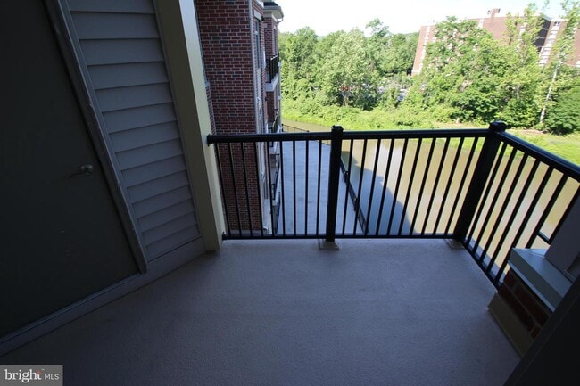 Building Photo - 554 Carson Terrace