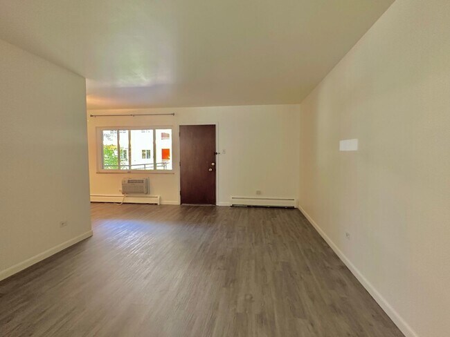 Building Photo - Spacious 1 Bed/1bath close to CU with Reserved Parking