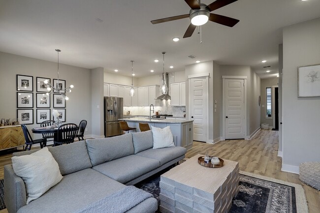 Building Photo - 10934 Brambling Wood Dr