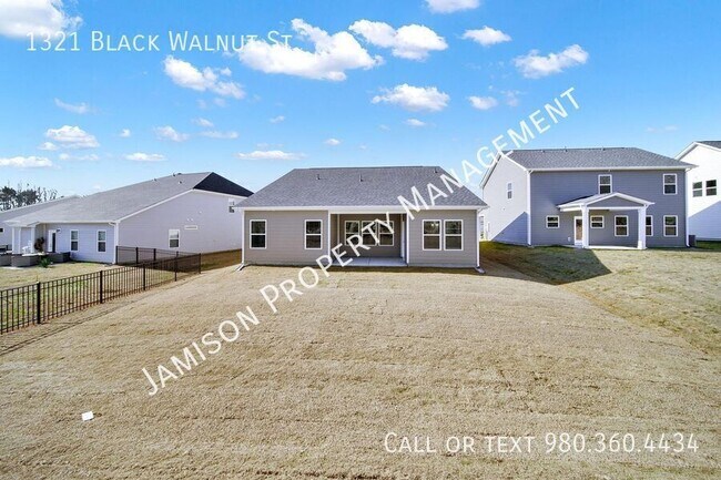 Building Photo - 1321 Black Walnut St