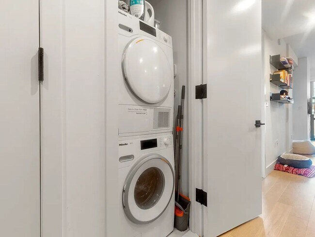 Building Photo - Luxurious and spacious 1 bedroom