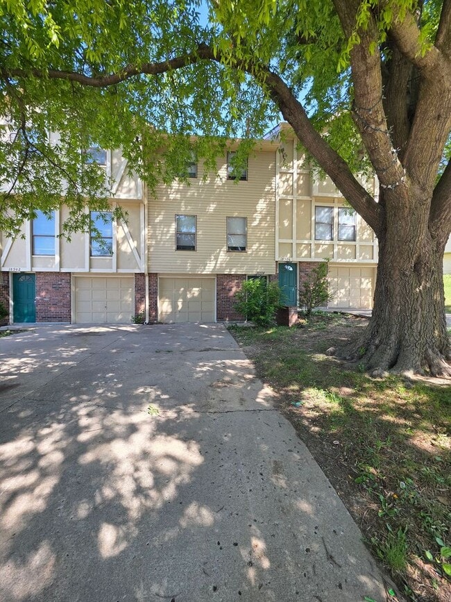 Building Photo - Spacious 2BR/1.5BA Quadplex
