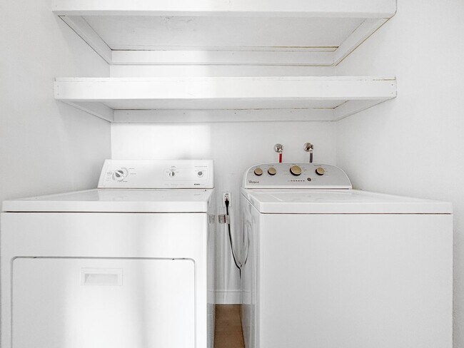 Building Photo - Charming & Spacious 2BD/2BA Condo in Bay P...