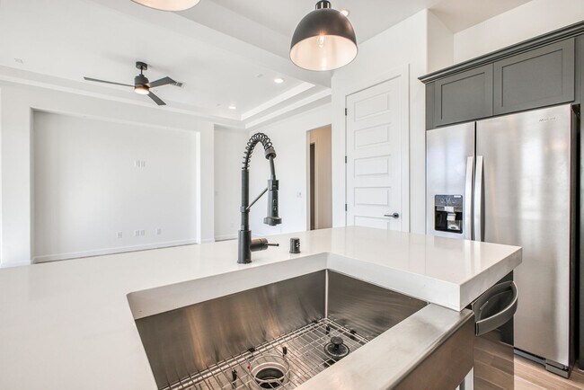 Building Photo - Beautiful East side House 4 bed-2.5 baths, part of The Overlook Casa Club that includes Swimming ...