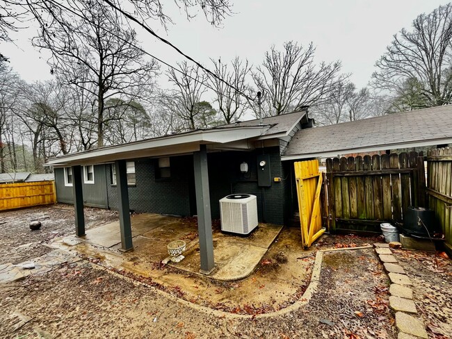 Building Photo - Beautiful 3 Bedroom 2 Bath Home