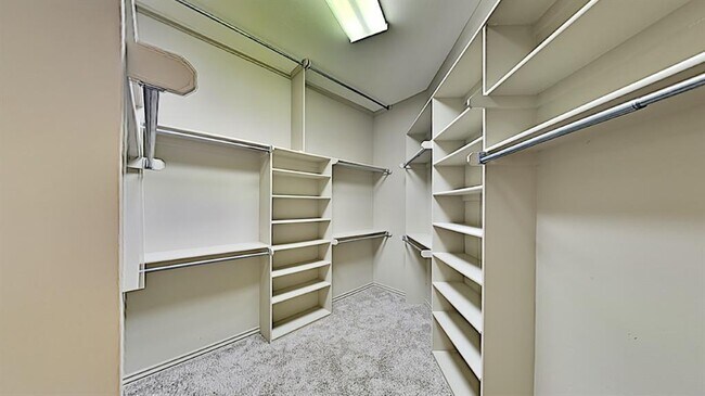 Building Photo - 6808 Sandlewood Dr