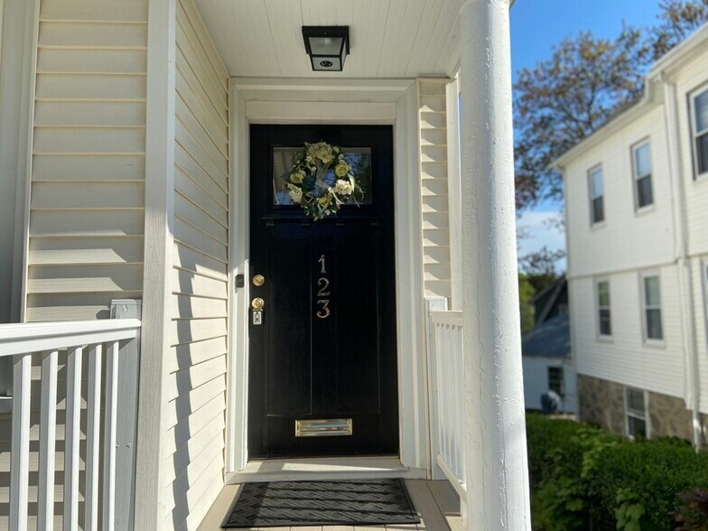 Building Photo - 123 Lagrange St