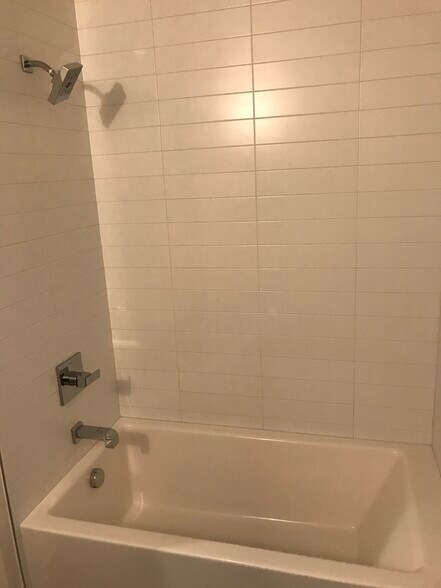 2nd bath tub - 2978 Ripple Pl