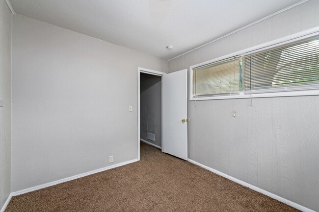 Building Photo - AVAILABLE NOW! 5 Bedrooms, 2 Bathrooms in ...