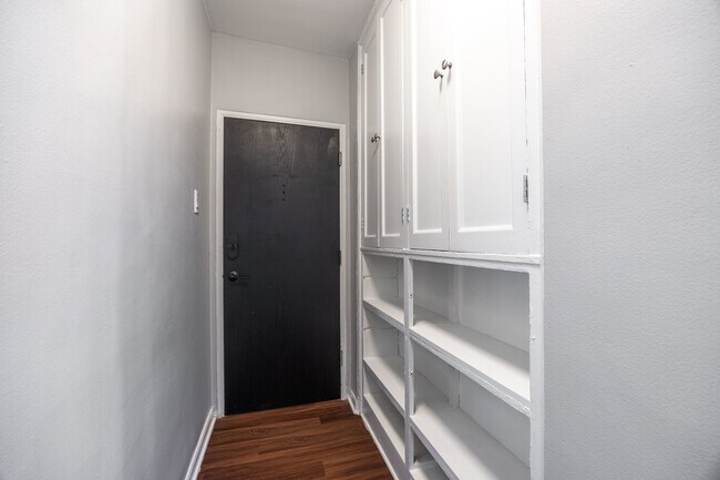 Building Photo - 1140 N La Salle Dr