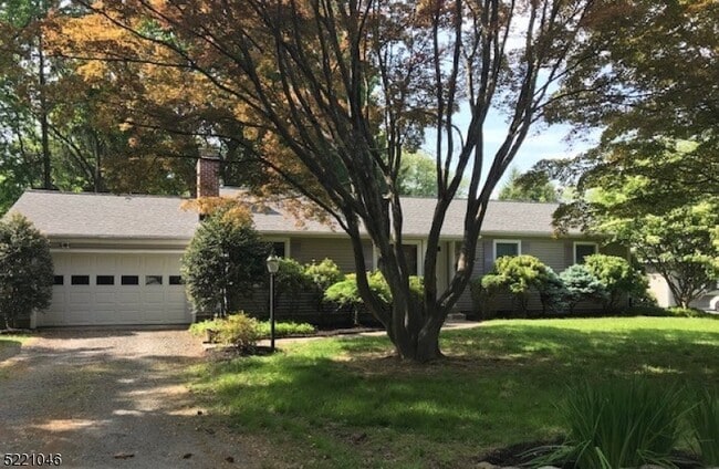 Building Photo - 3 Hillcrest Pl