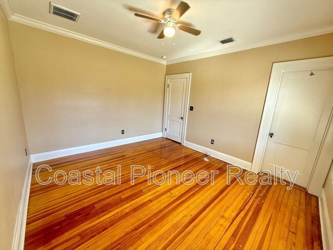 Building Photo - 5406 N Suwanee Ave