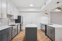 Building Photo - Remi