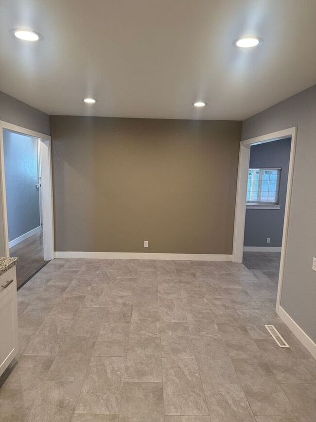 Building Photo - Charming 3 bedroom 2 bath home