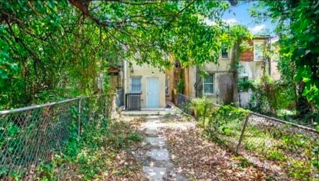 Building Photo - 1346 N Carey St