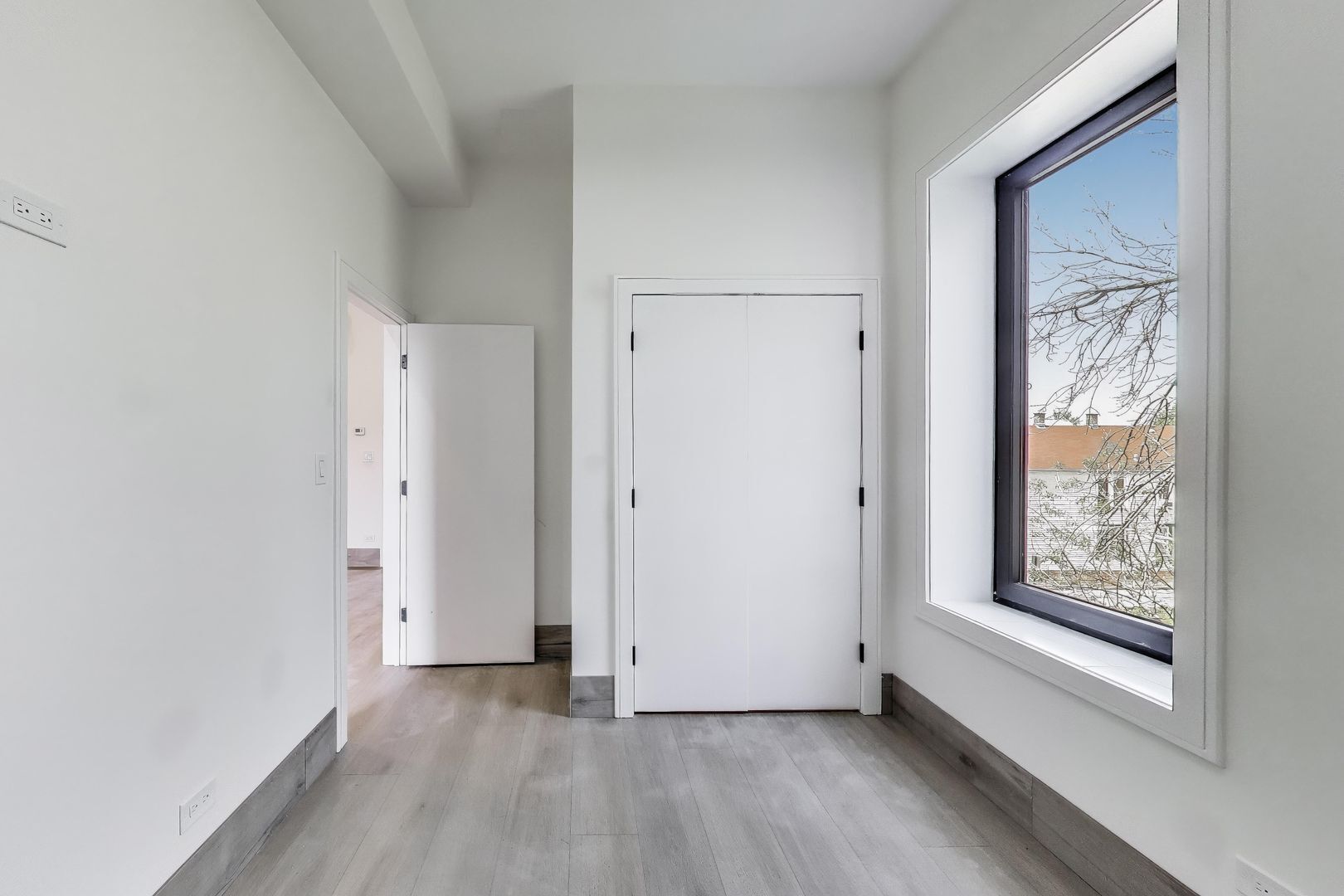 Building Photo - 2023 N Drake Ave