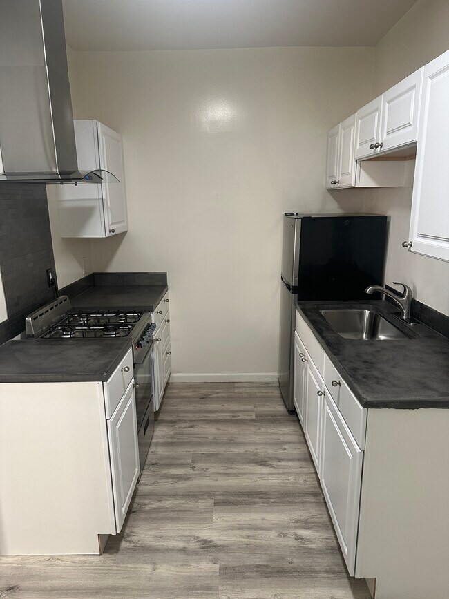 Building Photo - 5740 Franklin Ave