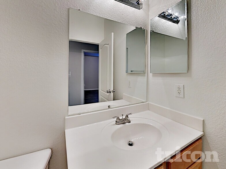 Building Photo - 8126 S Jenna Ln