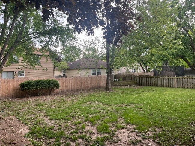 Building Photo - 821 Brentwood Dr