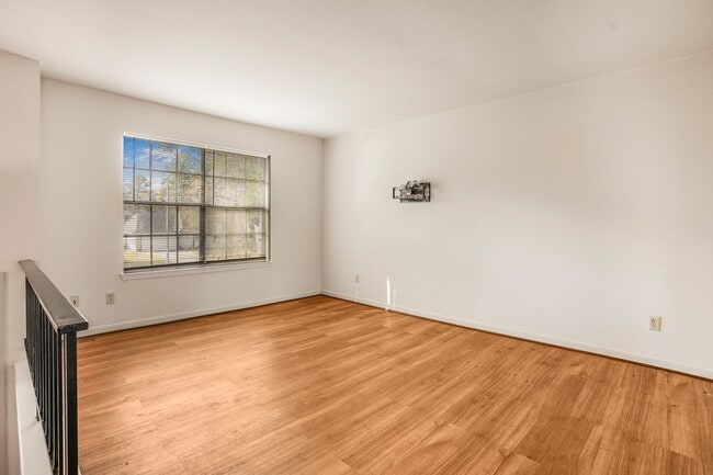 Building Photo - 2019 Lake Creek Dr