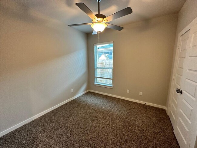 Building Photo - 9732 Grosbeak Ln