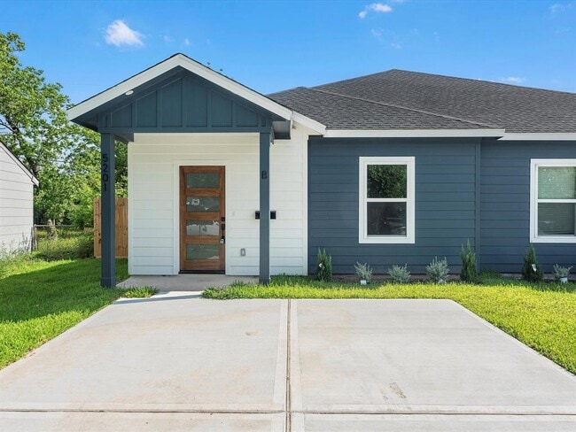 Building Photo - 5201 Kenilwood Dr
