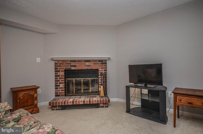 Building Photo - 27 Cross Country Ct