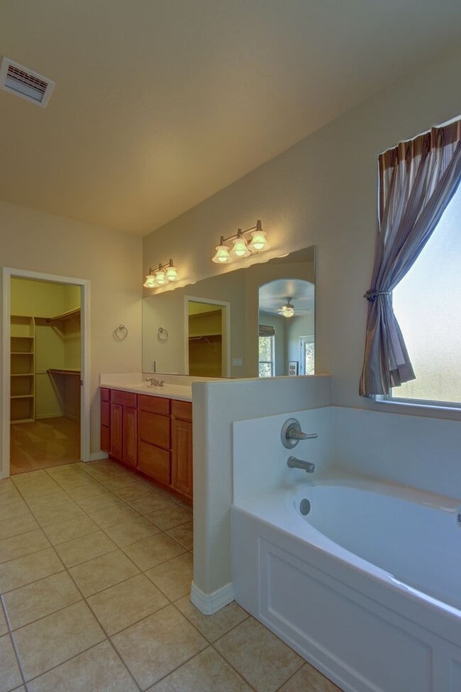 Building Photo - Yavapai Hills with 3 Car Garage